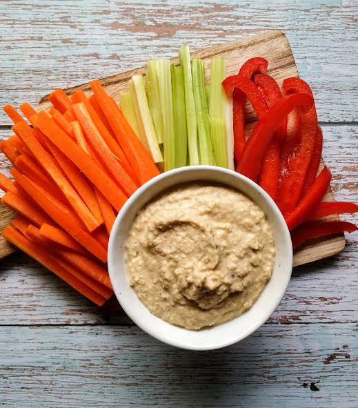 Veggie sticks hummus